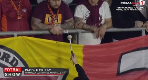Rapidistii au aruncat cu betele de la tobe in jucatori. Captura Prima Sport (1).jpg