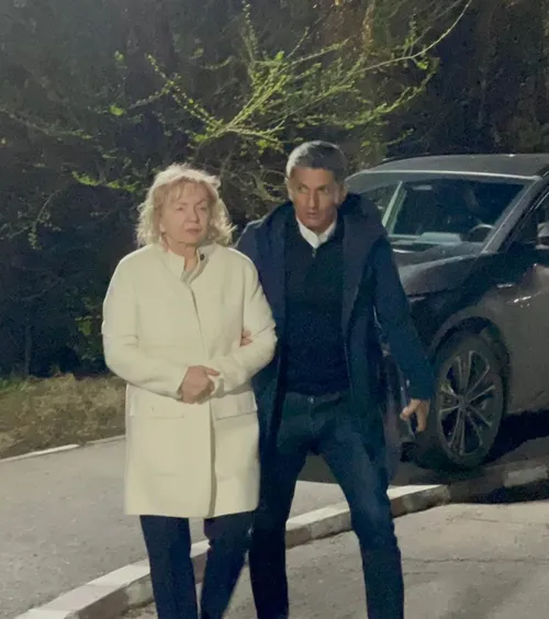 Răzvan a ajuns la București   Lucescu Junior, vizibil   afectat  la ieșirea din aeroport: „O situație grea”. A mers imediat la spital, împreună cu mama lui