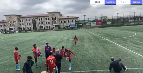 Momentul când antrenorul Mustafa Bebe a suferit un infarct pe teren. Foto: captură X/@mehmetyetim63