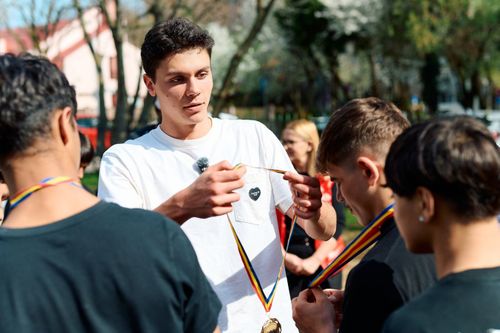 David Popovici, alături de copiii din casa familială Hope and Homes for Children Romania (1).jpeg