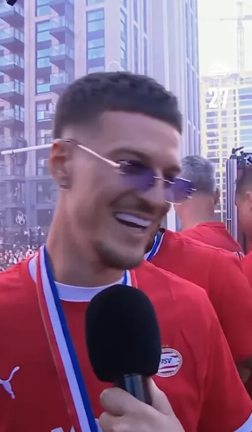 PSV și Dennis Man au sărbătorit titlul alături de fani (1).jpg