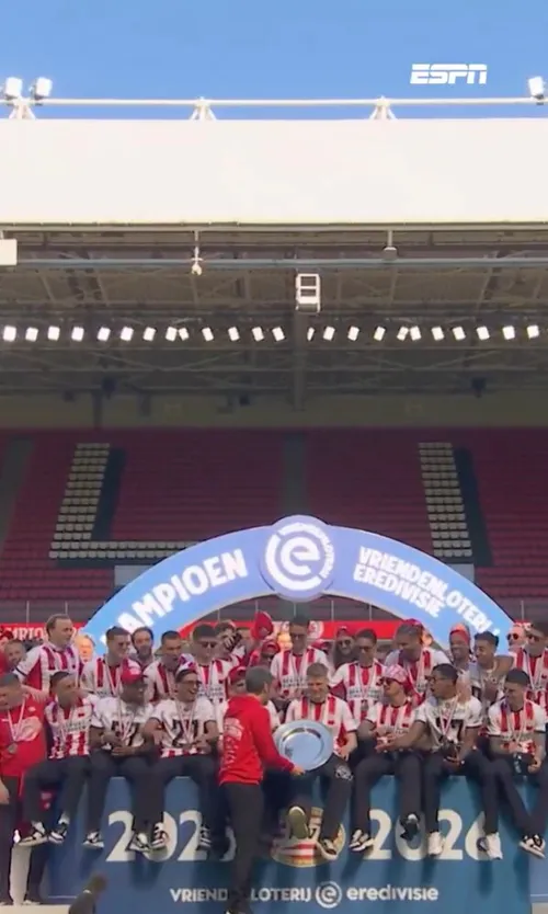 PSV și Dennis Man au sărbătorit titlul alături de fani (13).jpg
