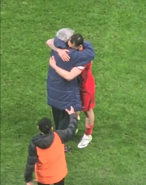 Căpitanul Turciei, omagiu pentru Lucescu  Hakan Calhanoglu a postat   îmbrățișarea de la Istanbul  și câteva cuvinte profunde