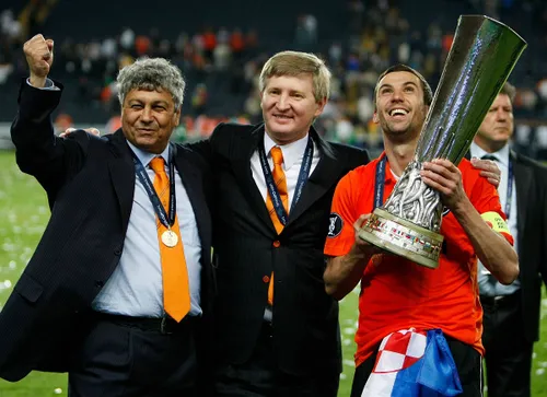 Mircea Lucescu și Rinat Ahmetov, patronul lui Shakhtar, alături de Darijo Srna, după cucerirea Cupei UEFA