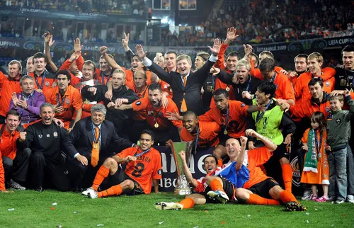 Mircea Lucescu și Rinat Ahmetov, patronul lui Shakhtar, la cucerirea Cupei UEFA