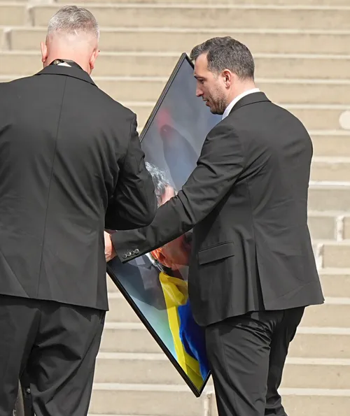 Pregătiri pentru depunerea sicriului lui Mircea Lucescu la Arena Națională FOTO GOLAZO.ro