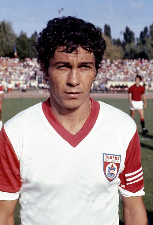 Dinamo, gest minunat  Omagiul unic pregătit de „câini” în memoria lui   Mircea Lucescu