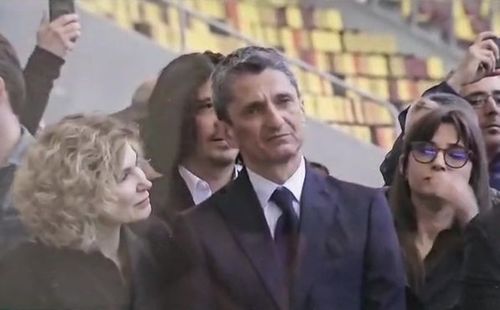 Răzvan Lucescu, în lacrimi la Arena Națională lângă sicriul tatălui său. Foto - captură TVR (7).jpg