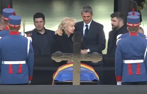 Răzvan și Neli Lucescu, în lacrimi lângă sicriul lui Mircea Lucescu. Foto - captură TVR (8).jpg