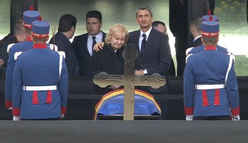 Răzvan și Neli Lucescu, în lacrimi lângă sicriul lui Mircea Lucescu. Foto - captură TVR (17).jpg