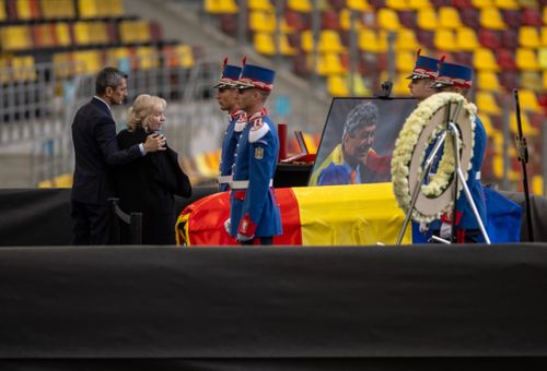 Răzvan și Neli Lucescu, în lacrimi lângă sicriul lui Mircea Lucescu. Foto - Raed Krishan (5).jpg