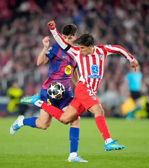 Ce eroare, Kovacs!    Arbitrul a dat „galben” la fault de eliminare  în Barcelona - Atletico. Salvat de VAR!