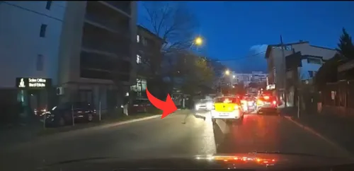 VIDEO | Moment de infarct, cu un pieton care sare efectiv în fața unei mașini care merge cam tare prin traficul din București. Un reflex salvator și-un dublu noroc
