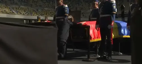 Daniel Pancu, în genunchi la sicriul lui Mircea Lucescu. Foto: YouTube / @ganduloficial