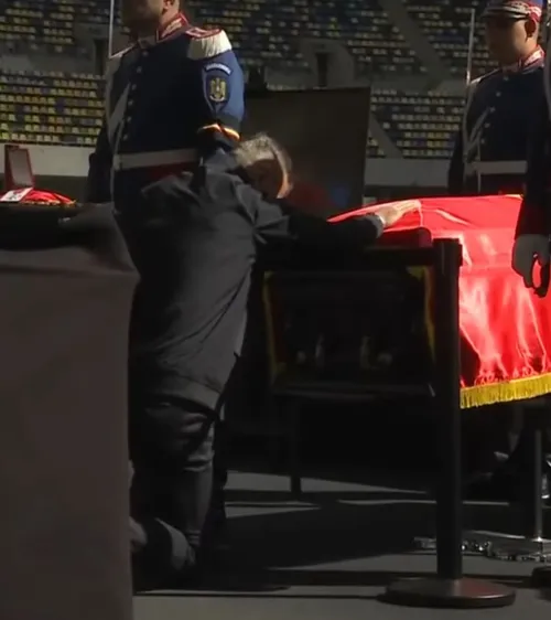 A îngenuncheat în fața sicriului    FOTO.  Daniel Pancu,   omagiu cutremurător  pentru Mircea Lucescu: „Fără el nu aș fi fost nici la jumătate”