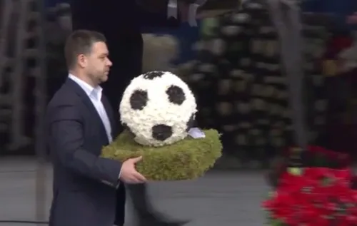 VIDEO | Kitsch total sau idee reușită? Omagiul primarului Ciucu pentru Mircea Lucescu: o coroană de flori în chip de minge imensă. "Totuși, parcă e ou imens de Paște"