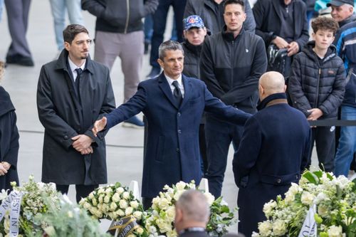 Răzvan l-a întâmpinat cu o îmbrățișare pe George Copos la priveghiul lui Mircea Lucescu (foto: Raed Krishan/GOLAZO.ro)