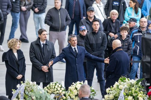 Răzvan l-a întâmpinat cu o îmbrățișare pe George Copos la priveghiul lui Mircea Lucescu (foto: Raed Krishan/GOLAZO.ro)