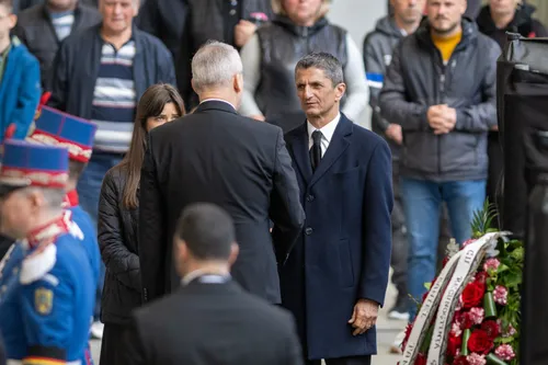 Cătălin Țepelin  Un bărbat   în picioare