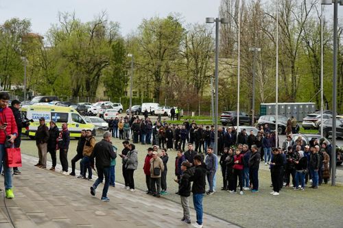 Sute de oameni așteapta să își ia adio de la Mircea Lucescu (foto: Iosif Popescu/GOLAZO.ro)