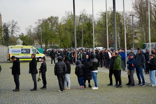 Sute de oameni așteapta să își ia adio de la Mircea Lucescu (foto: Iosif Popescu/GOLAZO.ro)