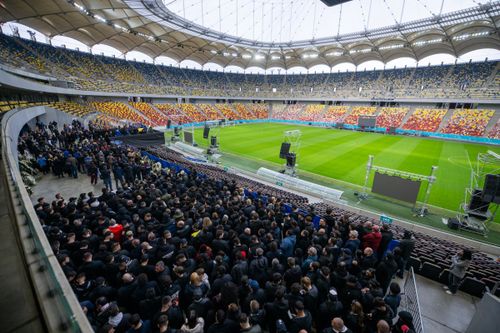 Galeria lui Dinamo si-a luat ramas bun de la Mircea Lucescu FOTO Raed Krishan GOLAZO (3).jpg
