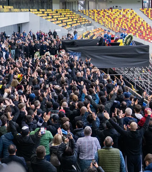 „Te vom iubi mereu”  Galeria lui Dinamo a scandat pentru Mircea Lucescu la Arenă:   „Mentor și reper  pentru generațiile viitoare”