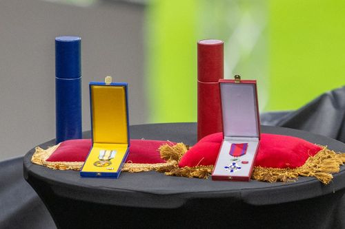 Distincțiile lui Mircea Lucescu, aduse de Răzvan la Arena Națională. Foto: Raed Krishan/GOLAZO.ro