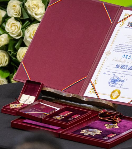 Distincțiile lui Mircea Lucescu     FOTO:   Ce a adus      Răzvan Lucescu  la căpătâiul tatălui său