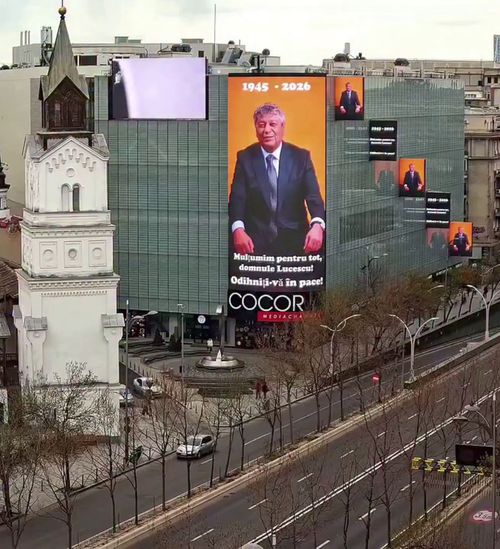 Omagiu pentru Lucescu în centrul Bucureștiului  Imaginile apărute pe   ecranele magazinului Cocor:  „De la kilometrul 0 spre toată lumea fotbalului”
