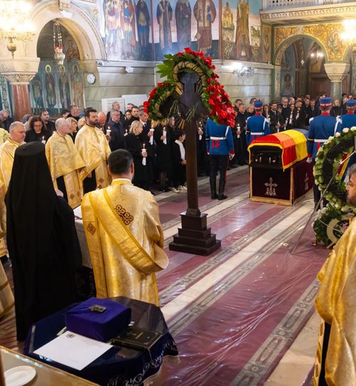 Imagini emoționante de la biserică    FOTO.  Cine a oficiat slujba înmormântării pentru   Mircea Lucescu  » A participat și la înmormântarea Regelui Mihai I