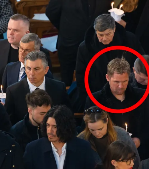 Ce gest pentru Il Luce!    FOTO:  O apariție surprinzătoare la slujba de azi.   A venit din străinătate, pe cont propriu,  și puțini l-au recunoscut în biserică