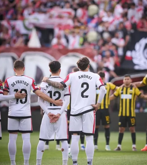 Rațiu, omagiu pentru Lucescu    FOTO.  Ce mesaj   și-a scris pe tricou  la meciul în care echipa sa a demolat AEK Atena în Conference League