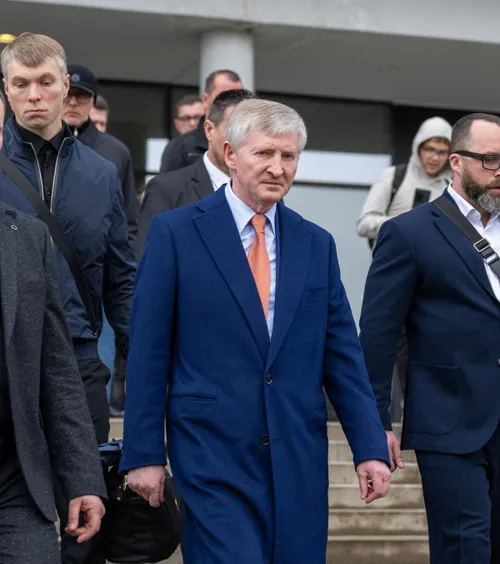 „La zile de naștere ești invitat, la înmormântări mergi singur”    Rinat Ahmetov,  declarații după deplasarea la București, pentru a-și lua adio de la Lucescu