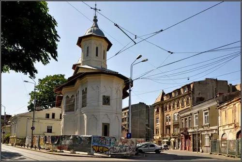 Misterul Bisericii cu Sfinți sau cu Sibile. Monument unic în București, e împodobit cu portrete ale unor preotese păgâne și filozofi antici. Aici a cântat Anton Pann