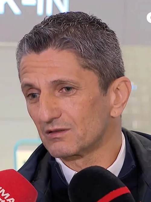 Răzvan Lucescu, în lacrimi pe aeroport    VIDEO.  Copleșit din nou de emoții:   „Aș avea un sfat pentru voi,  dacă îmi pot permite asta”