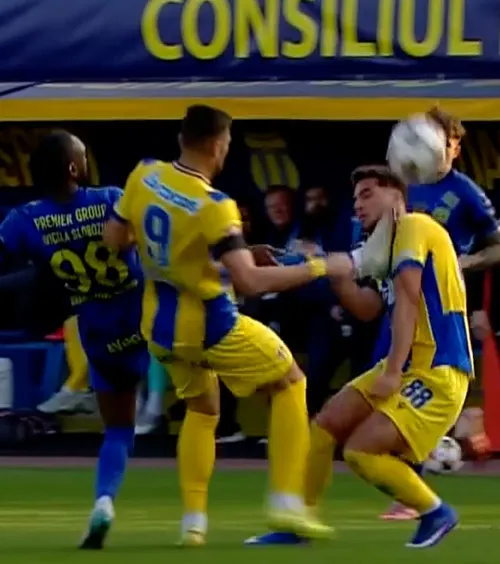 Gest de neînțeles    FOTO.   Esteban Orozco,   eliminat cu Petrolul   după doar 18 minute pentru o intrare stupidă!