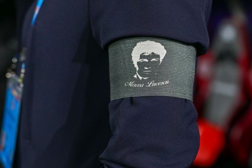 Dinamoviștii au banderole cu numele și chipul lui Lucescu la meciu cu CFR FOTO Raed Krishan