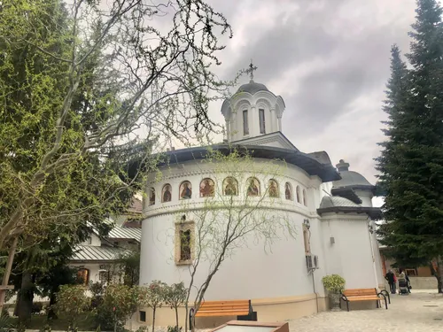 Darvari, singurul schit de călugări ascuns în inima Bucureștiului, renăscut din abandon. Monumentul e eopera arhitectului Simotta, “un poet al imaginii”