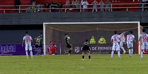 Faza incredibilă din Paraguay, din meciul Rubio Nu - Olimpia. Foto: captură X/@fer_esquivel22