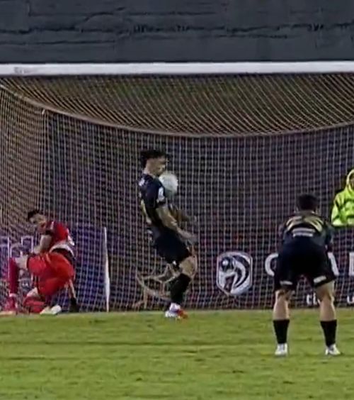 N-a știut ce l-a lovit!    VIDEO.  A înscris într-un mod   norocos, dar dureros:  „Nu mai puteam să deschid ochii”. Tocmai ratase un penalty