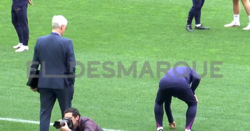 Hansi Flick s-a plâns de starea gazonului înainte de Atletico - Barcelona. Foto: captură X/@eldesmarque