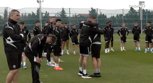Cum a fost primit Răzvan Lucescu la antrenamentul lui PAOK. Foto: YouTube/PAOK FC