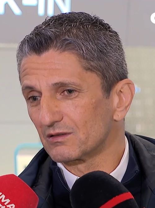 Cum a fost primit Răzvan Lucescu     VIDEO.  Antrenorul român   s-a întâlnit cu jucătorii lui PAOK,   după decesul tatălui său