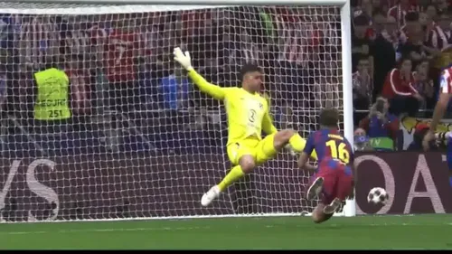 Fermin Lopez, lovit de Juan Musso în meciul Atletico Madrid - Barcelona 1-2. Foto: Captură „X”, @taxxfcb_