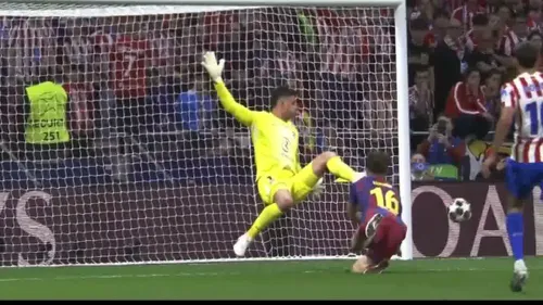 Fermin Lopez, lovit de Juan Musso în meciul Atletico Madrid - Barcelona 1-2. Foto: Captură „X”, @taxxfcb_