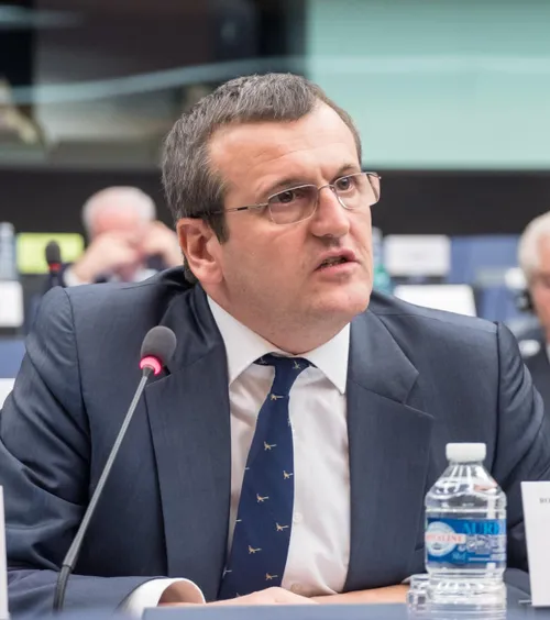 „Suporterii spun tâmpenii”  Un fost europarlamentar critică modul în care   a fost tratat Lucescu înainte de a muri:  „Mulți zevzeci care spuneau minciuni despre el”