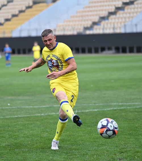 Închisoare cu suspendare    Fost internațional român,   condamnat după ce a fost prins de două ori la volan fără permis. Mai este acuzat pentru un accident rutier