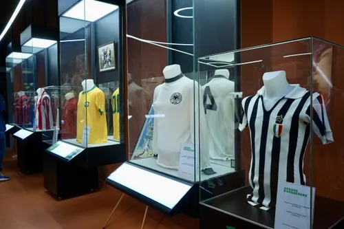 Colecția de tricouri a lui Mircea Lucescu, la Muzeul Fotbalului (FOTO: Iosif Popescu / GOLAZO.ro)