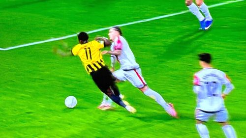 Penalty-ul comis de Andrei Ratiu in AEK - Rayo. Capturi X.jpg